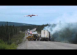 Канадский воздушный водный бомбардировщик тушит опасный пожар